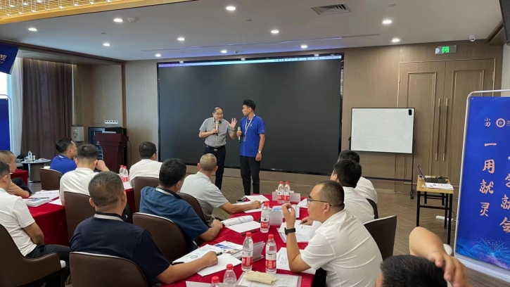 梅明平老師再次受邀為小刀酒核心經(jīng)銷商培訓(xùn)授課，幫助掌握銷量快速增長方法！